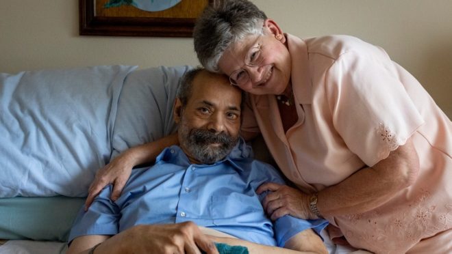 idős férfi és nő mosolyog Igaz szerelem: 43 évet várt, hogy hozzámehessen élete párjához | Online Rádió - Egy Lépéssel Közelebb Hozzád! _ LépésRádió